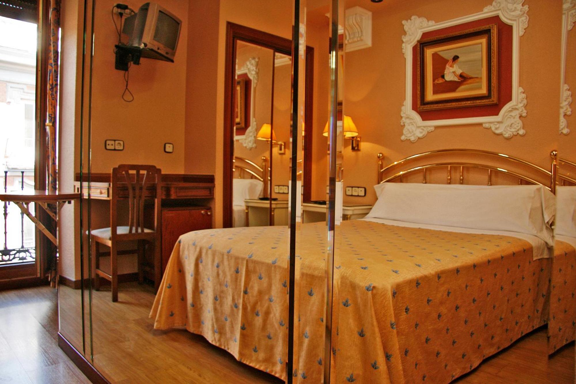 Hostal Victoria III Мадрид Екстериор снимка