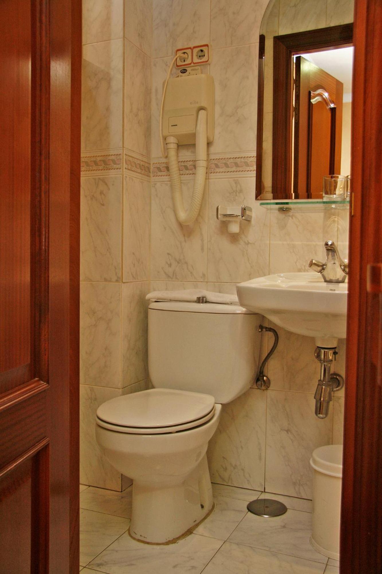 Hostal Victoria III Мадрид Екстериор снимка