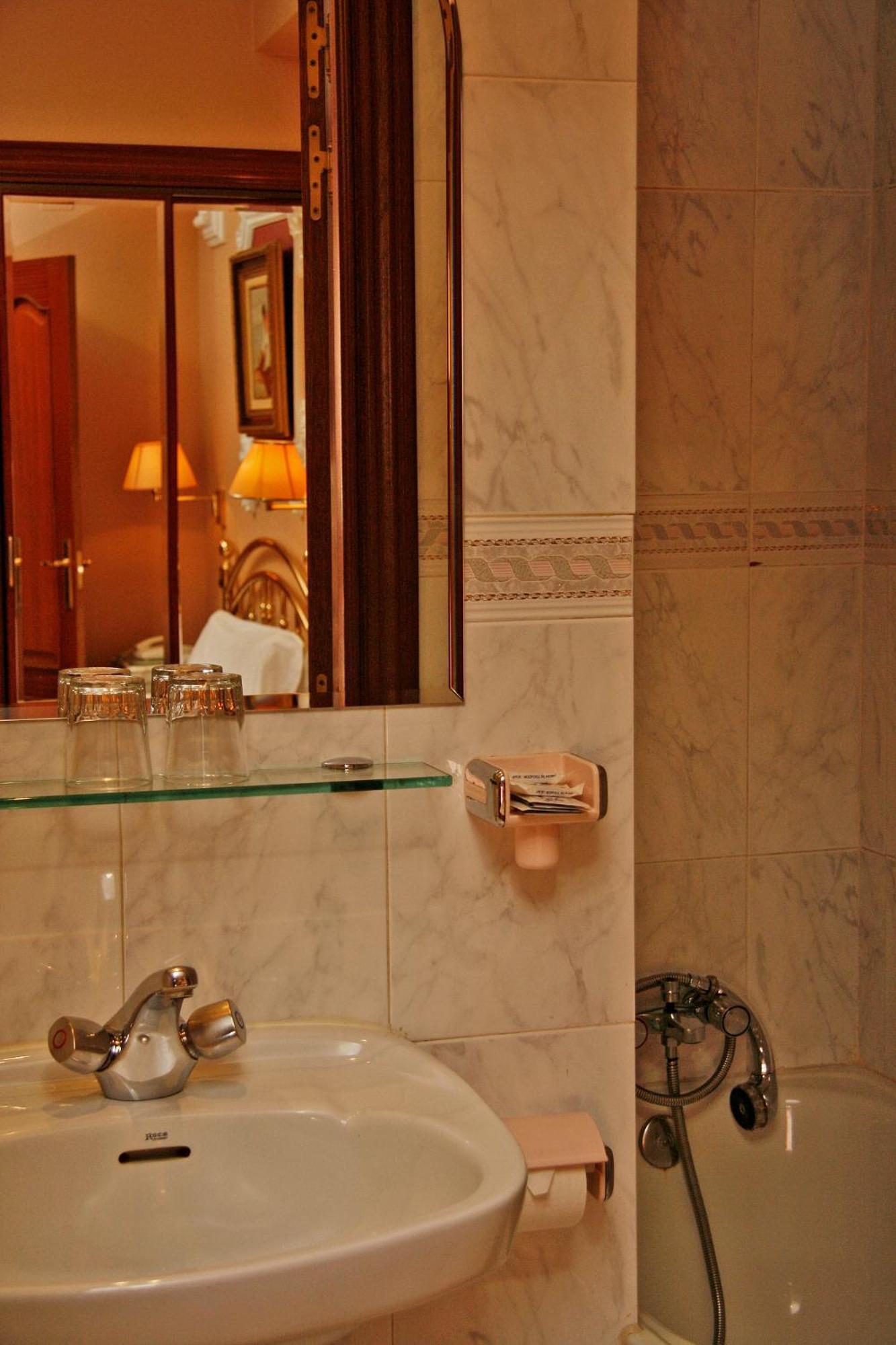 Hostal Victoria III Мадрид Екстериор снимка
