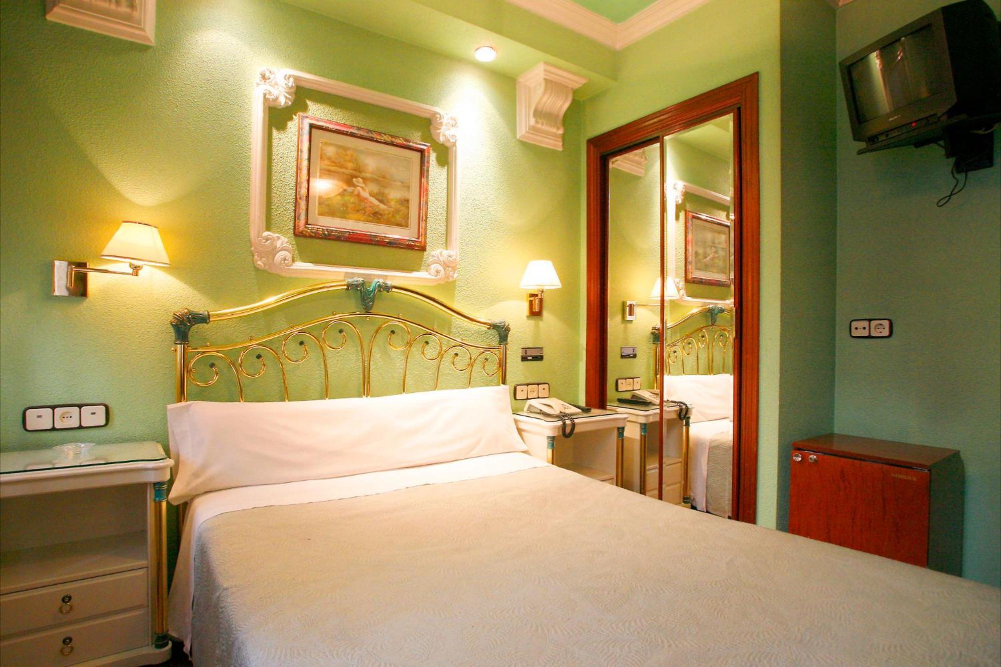 Hostal Victoria III Мадрид Екстериор снимка