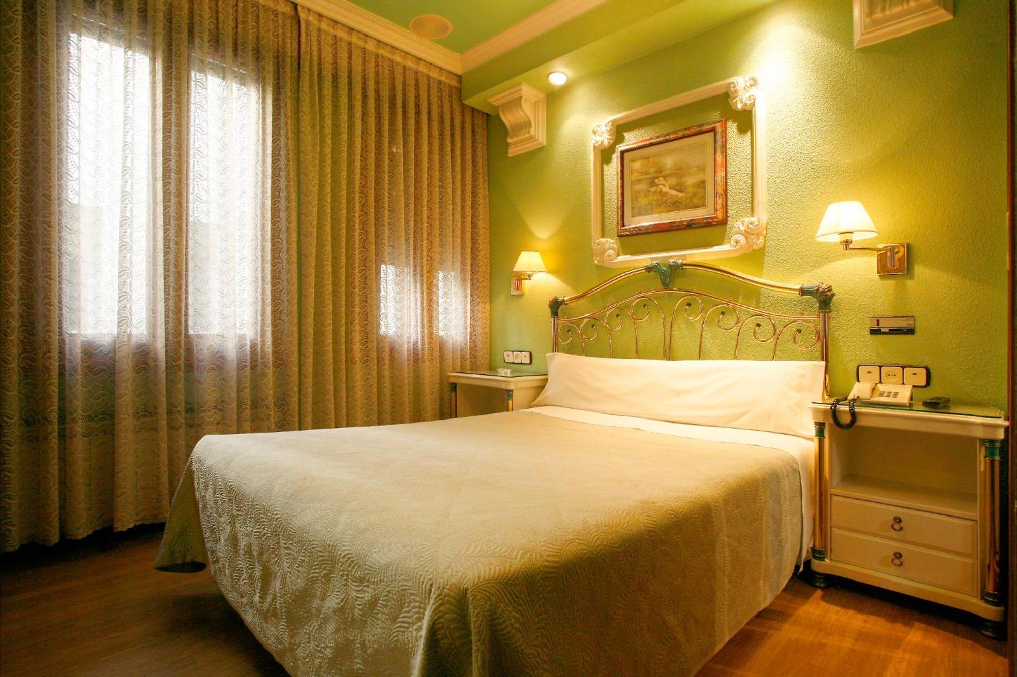 Hostal Victoria III Мадрид Екстериор снимка
