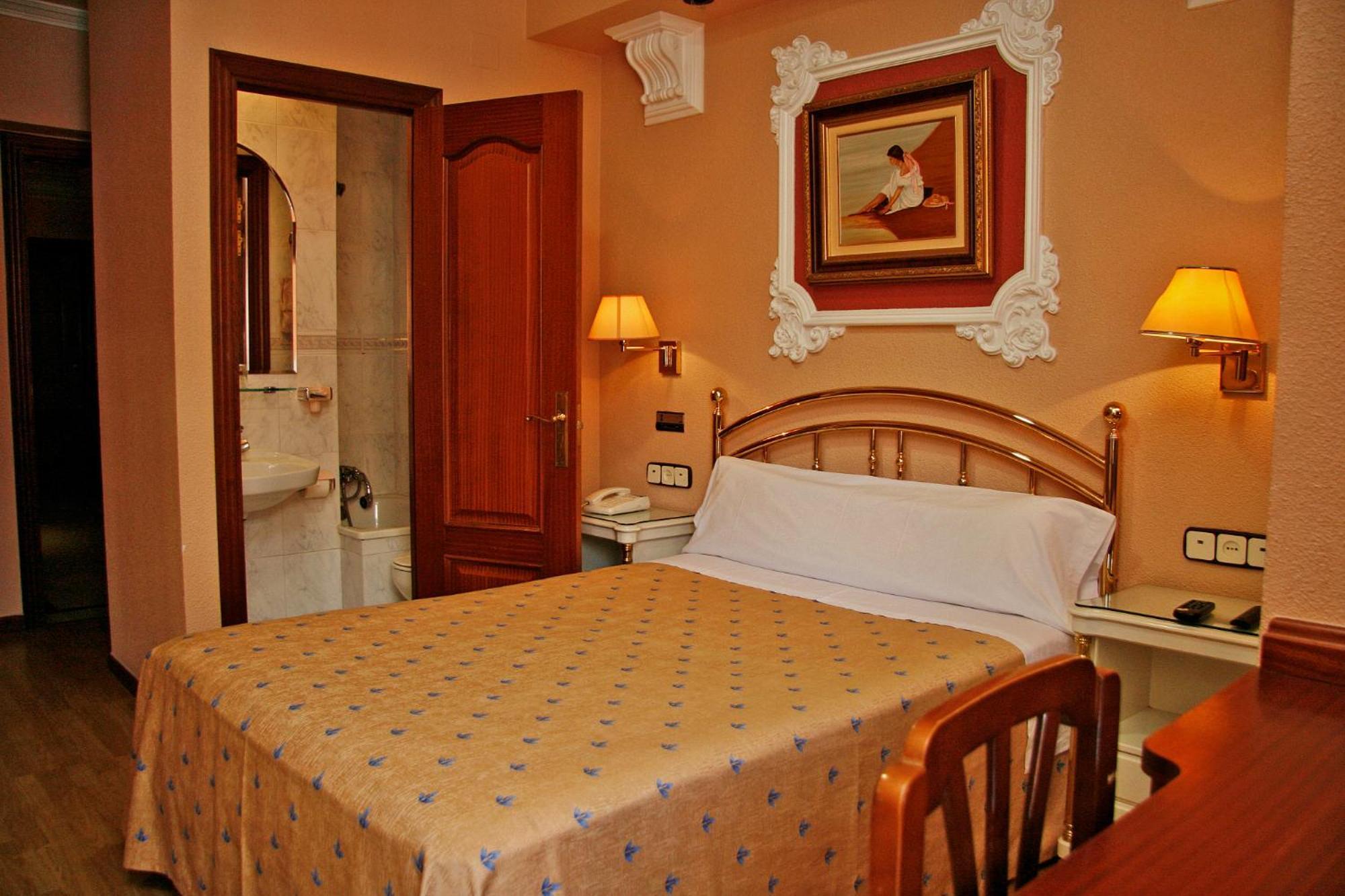 Hostal Victoria III Мадрид Екстериор снимка