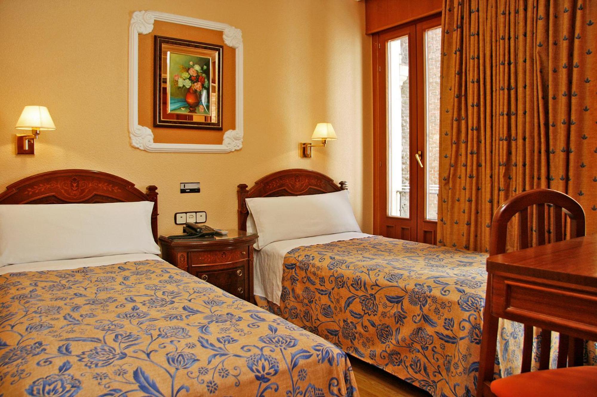 Hostal Victoria III Мадрид Екстериор снимка