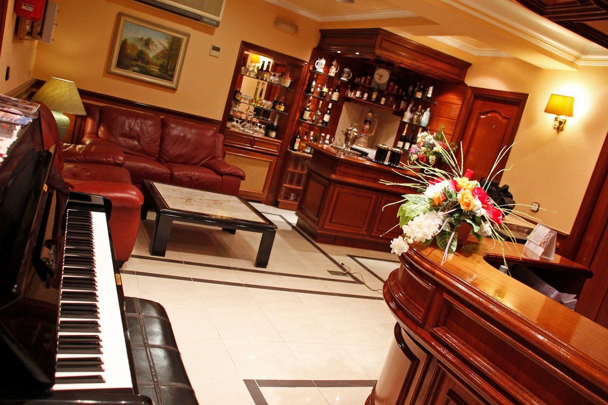Hostal Victoria III Мадрид Екстериор снимка