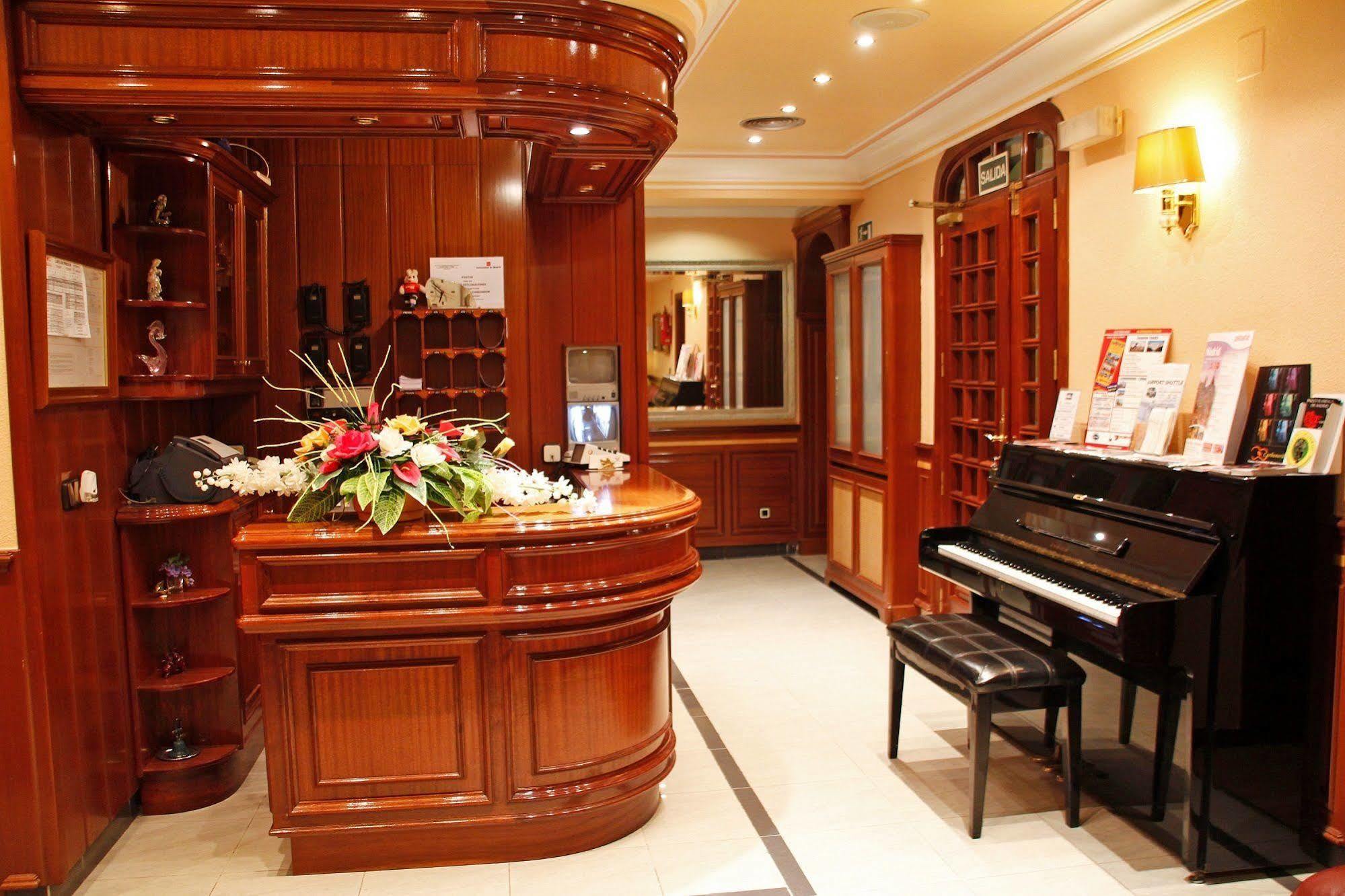 Hostal Victoria III Мадрид Екстериор снимка