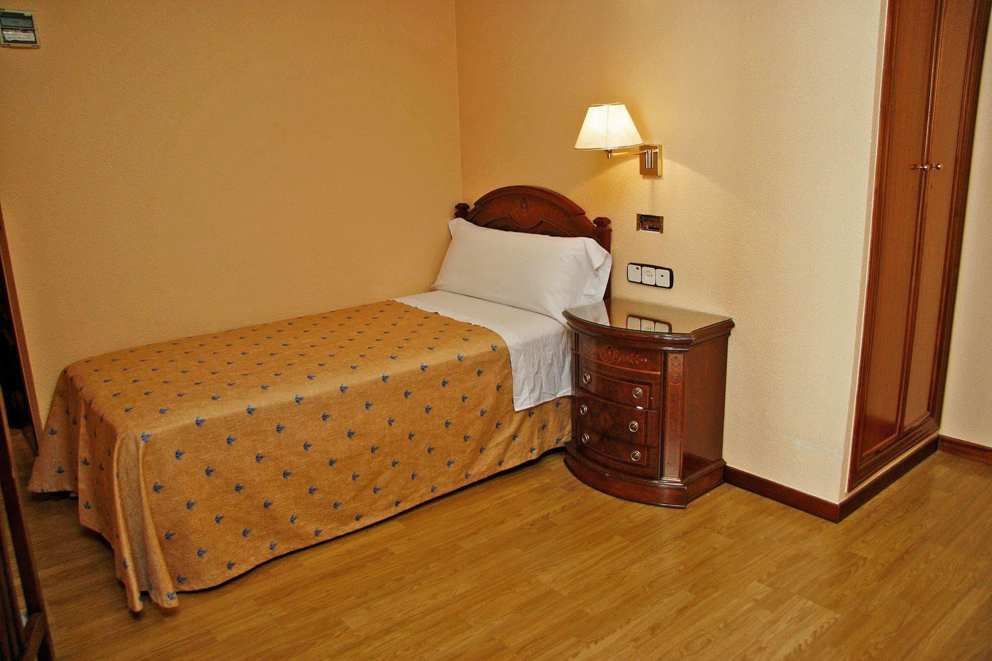 Hostal Victoria III Мадрид Екстериор снимка