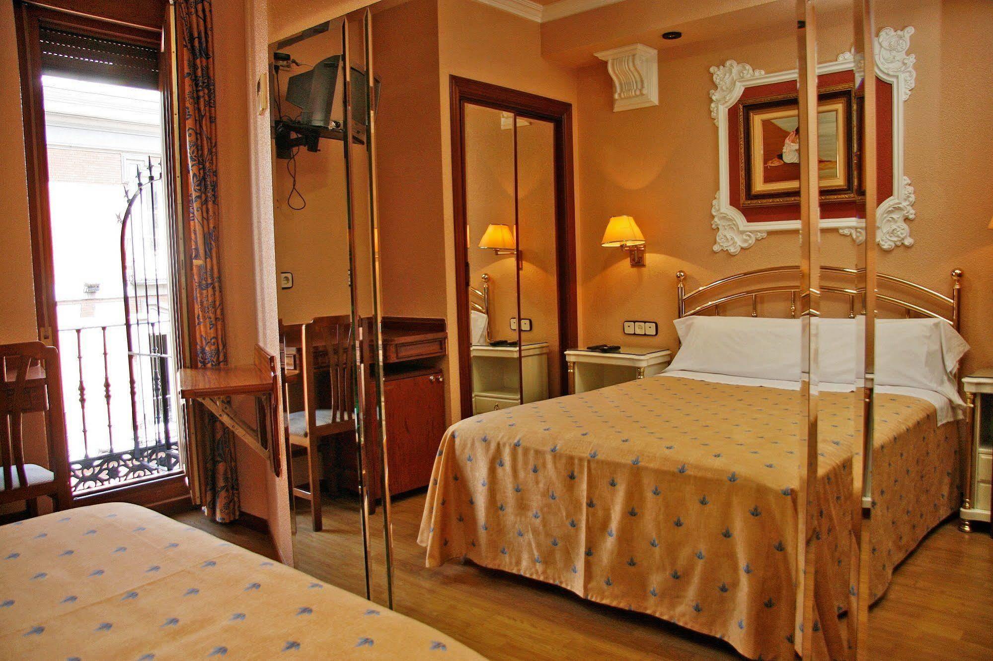 Hostal Victoria III Мадрид Екстериор снимка