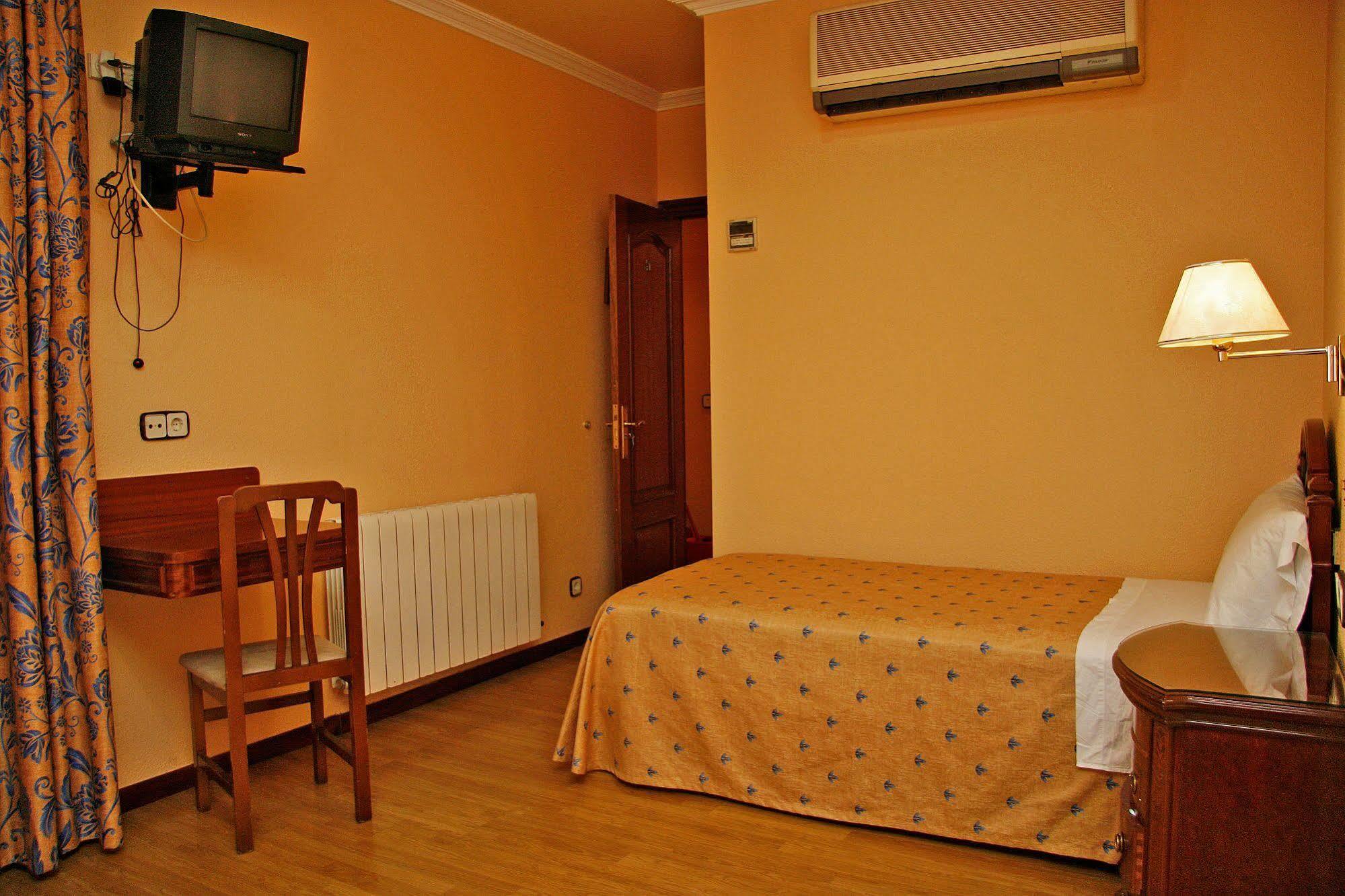 Hostal Victoria III Мадрид Екстериор снимка