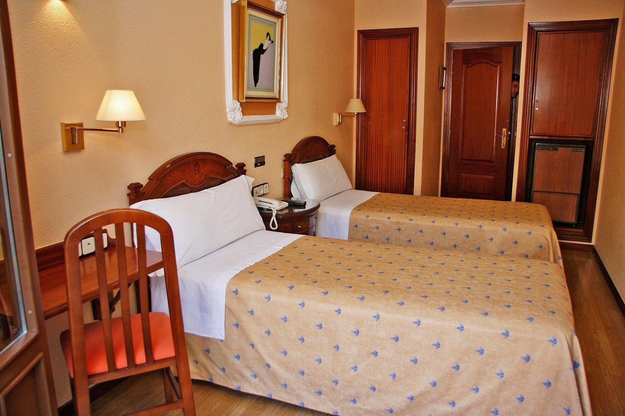 Hostal Victoria III Мадрид Екстериор снимка