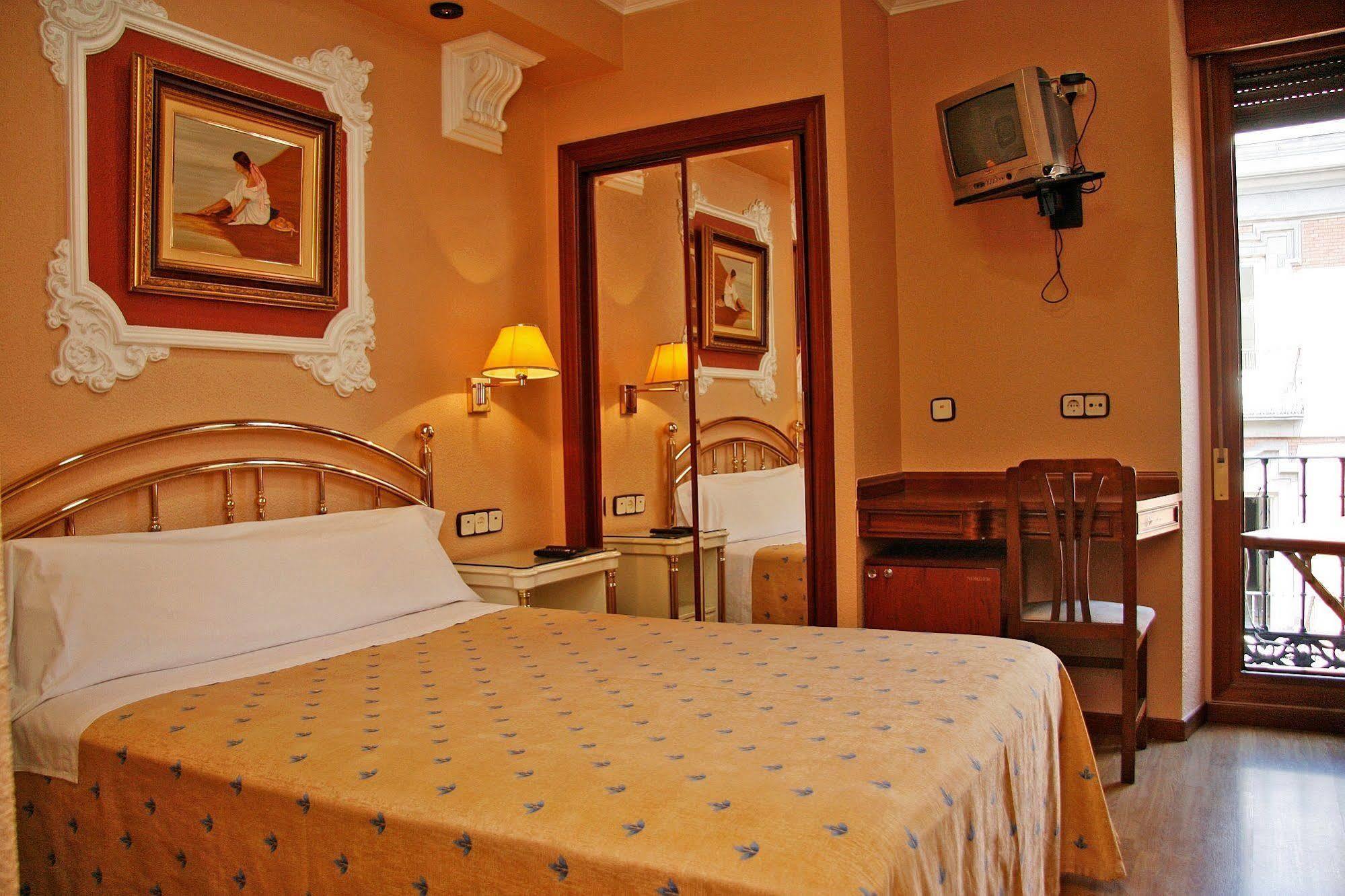 Hostal Victoria III Мадрид Екстериор снимка