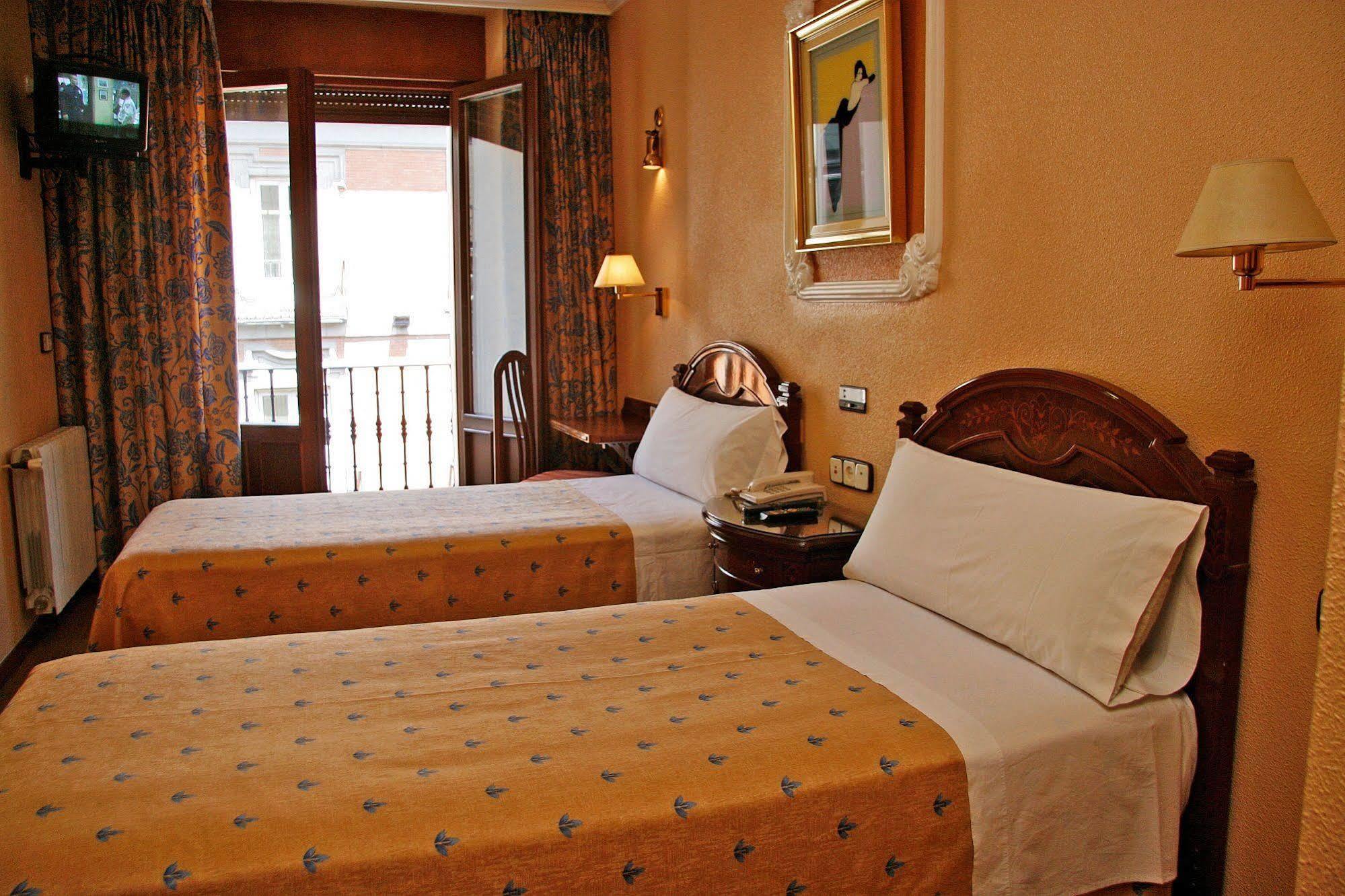 Hostal Victoria III Мадрид Екстериор снимка