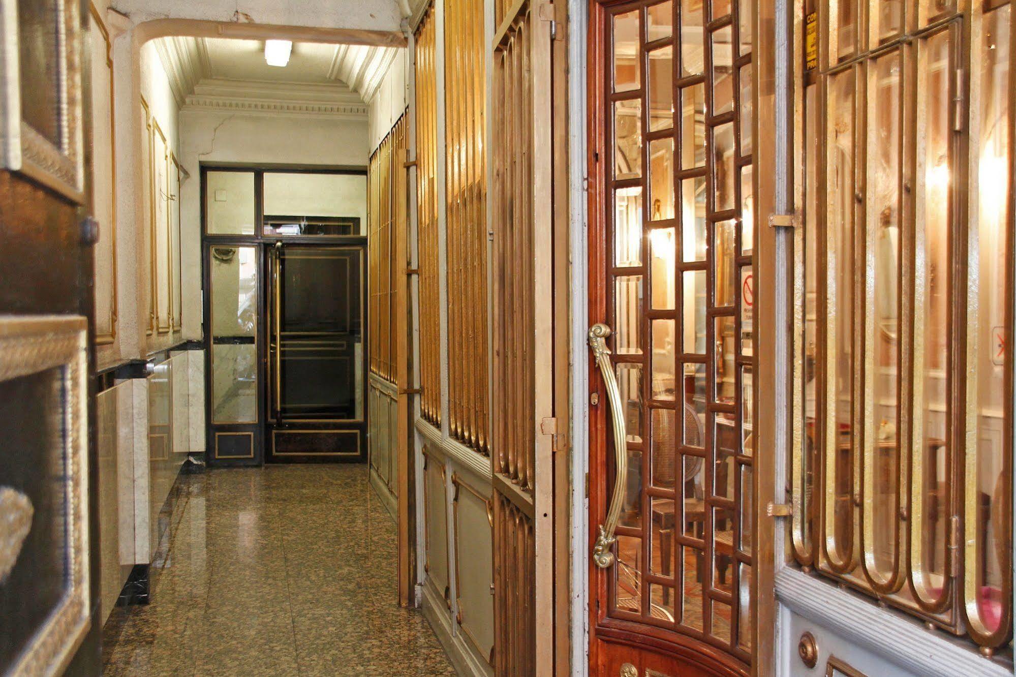 Hostal Victoria III Мадрид Екстериор снимка